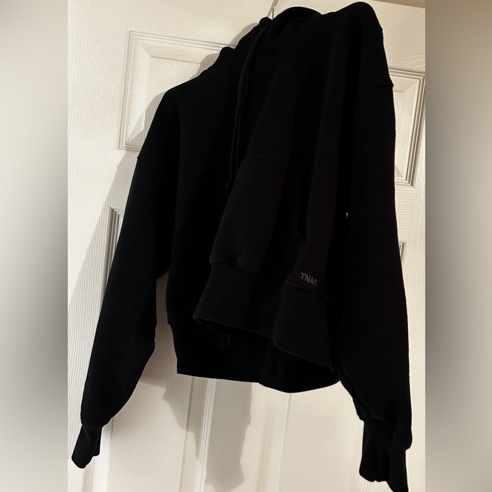 BRAND NEW WITHOUT TAGS WASHED NEVER WORN CROPPED BF SWEATSHIRT. SIZE M.